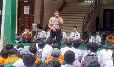 Polsek-Tulangan-Beri-Pembinaan-Pelajar-SMK-Persatuan-2,-Wujudkan-Generasi-Disiplin-dan-Tangguh